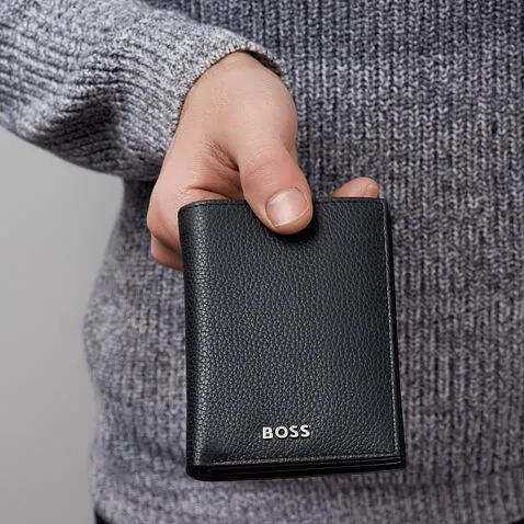 Card holder with flap Trifold Classic Grained Black